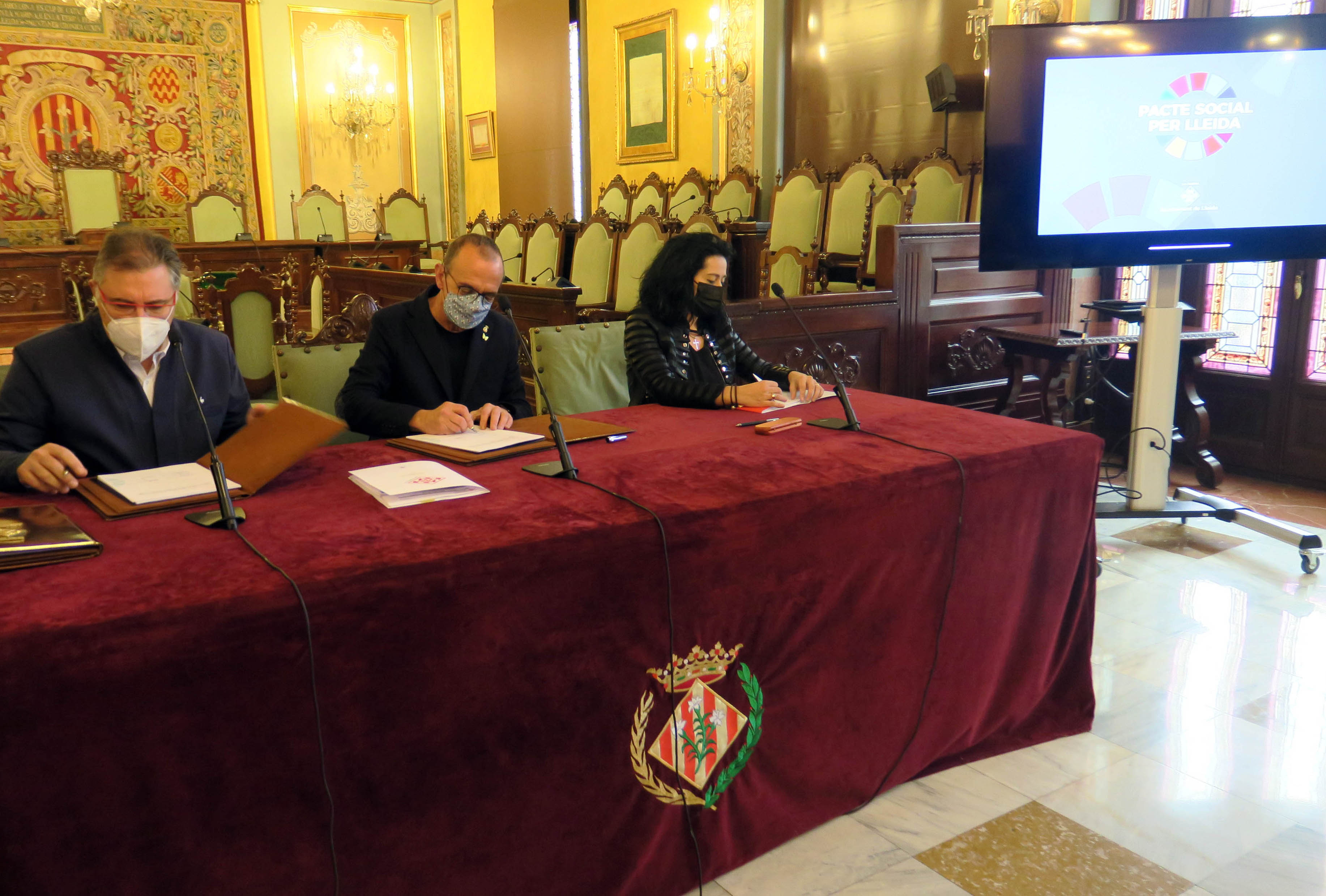 L'alcalde, Miquel Pueyo, i els secretaris generals d'UGT i CCOO a Lleida, José Luís Aguilá i Cristina Rodríguez, respectivament, han signat el Pacte Social per Lleida