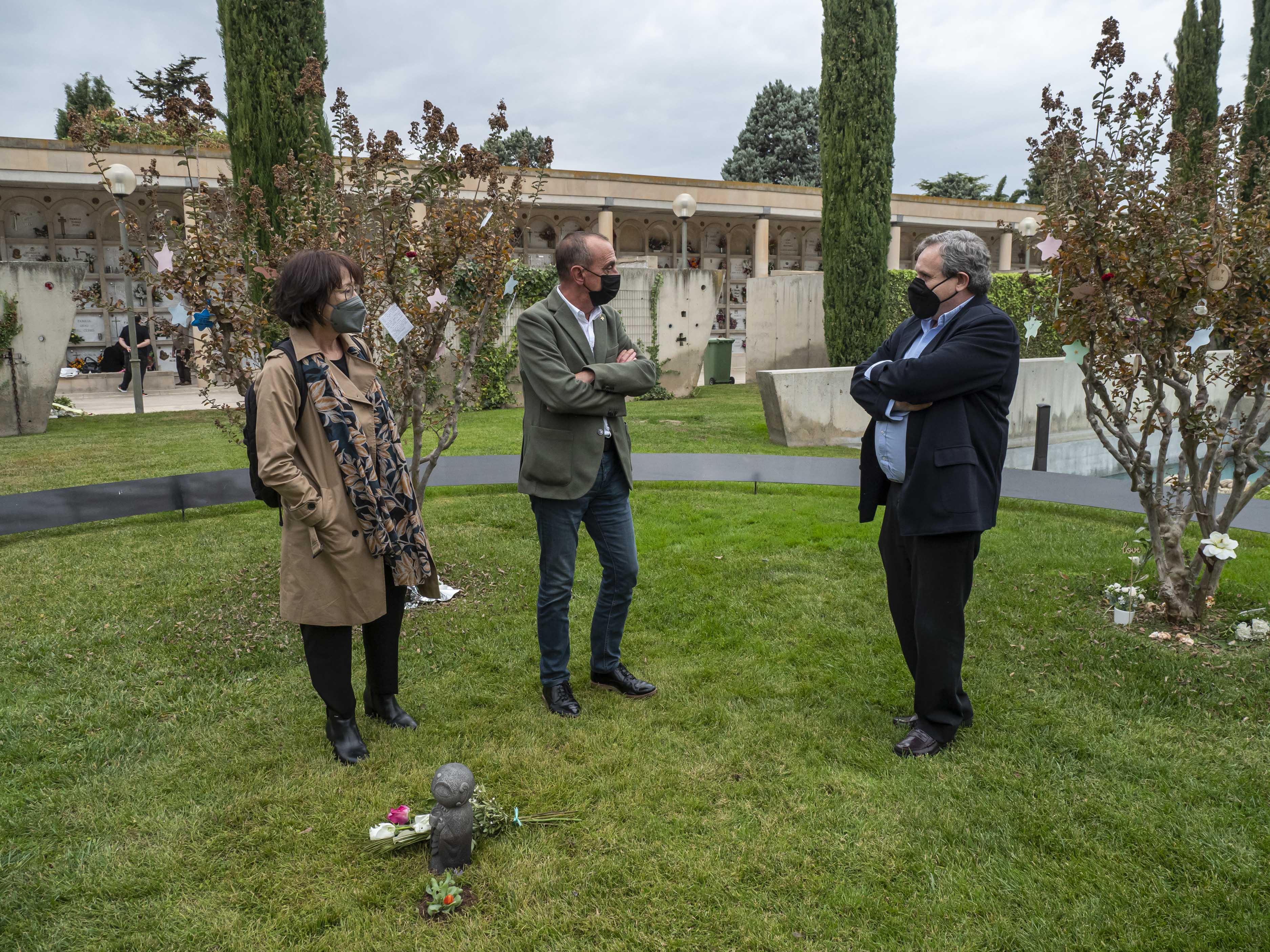 L'alcalde i la regidora han estat acompanyats en la visita al cementiri de Lleida pel gerent de la concessionària de l'empresa funerària