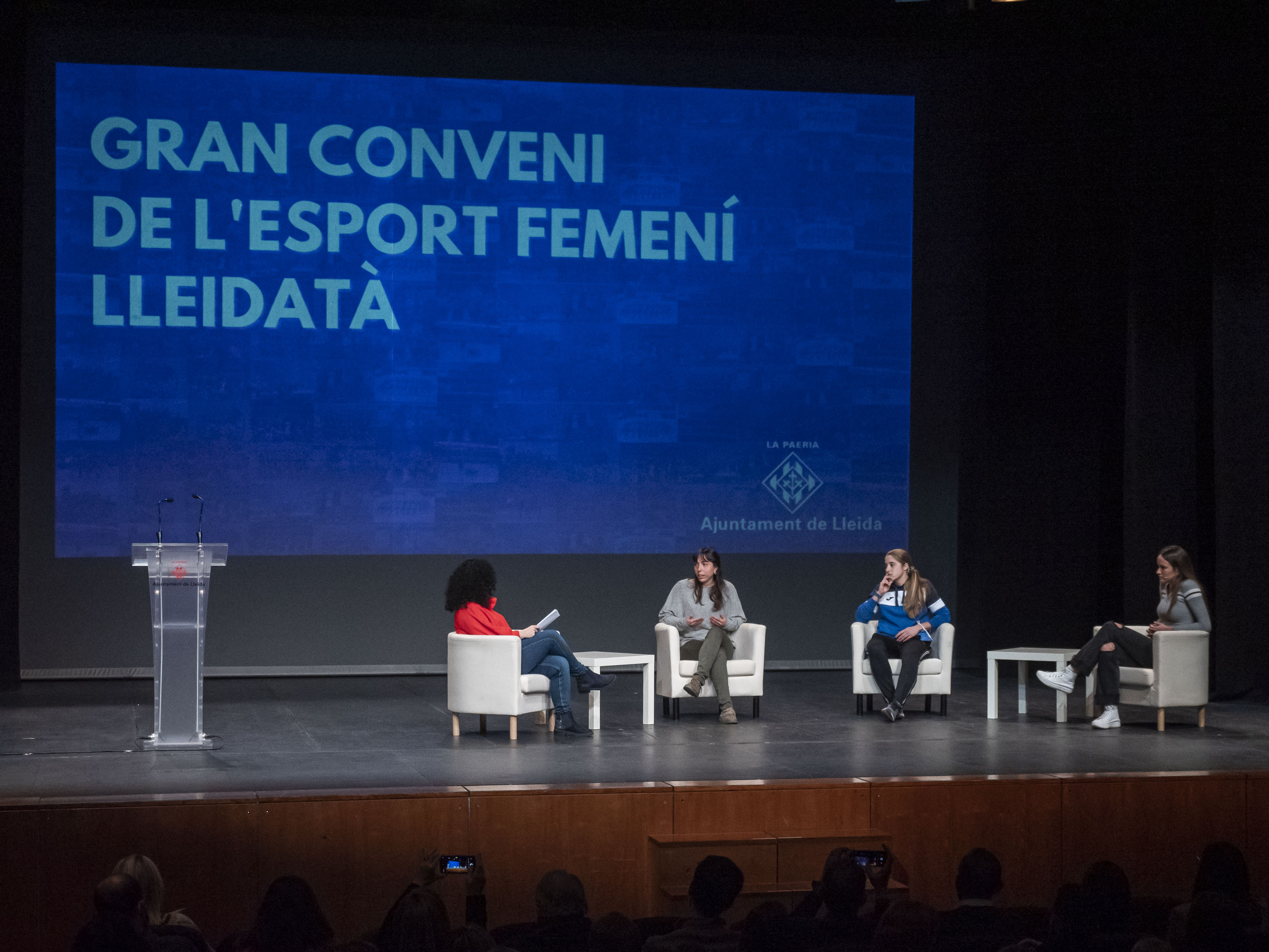 La periodista Eva Cortijo ha moderat la taula rodona amb esportistes de clubs lleidatans amb què ha començat l'acte del Gran Conveni de l'esport femení lleidatà.