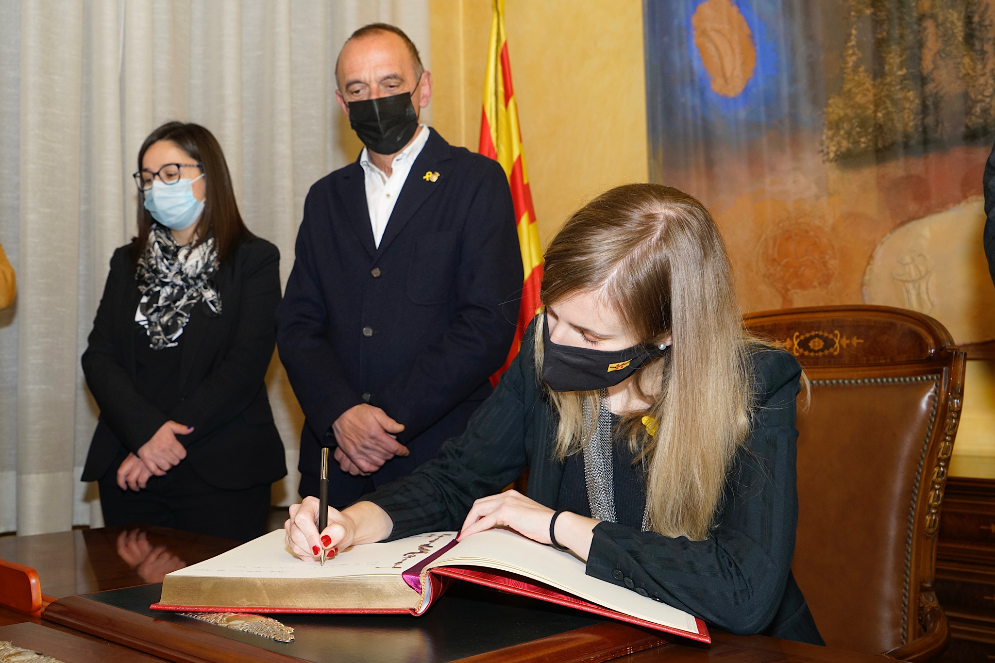 La consellera Alsina ha signat en el Llibre d'Honor de la Paeria