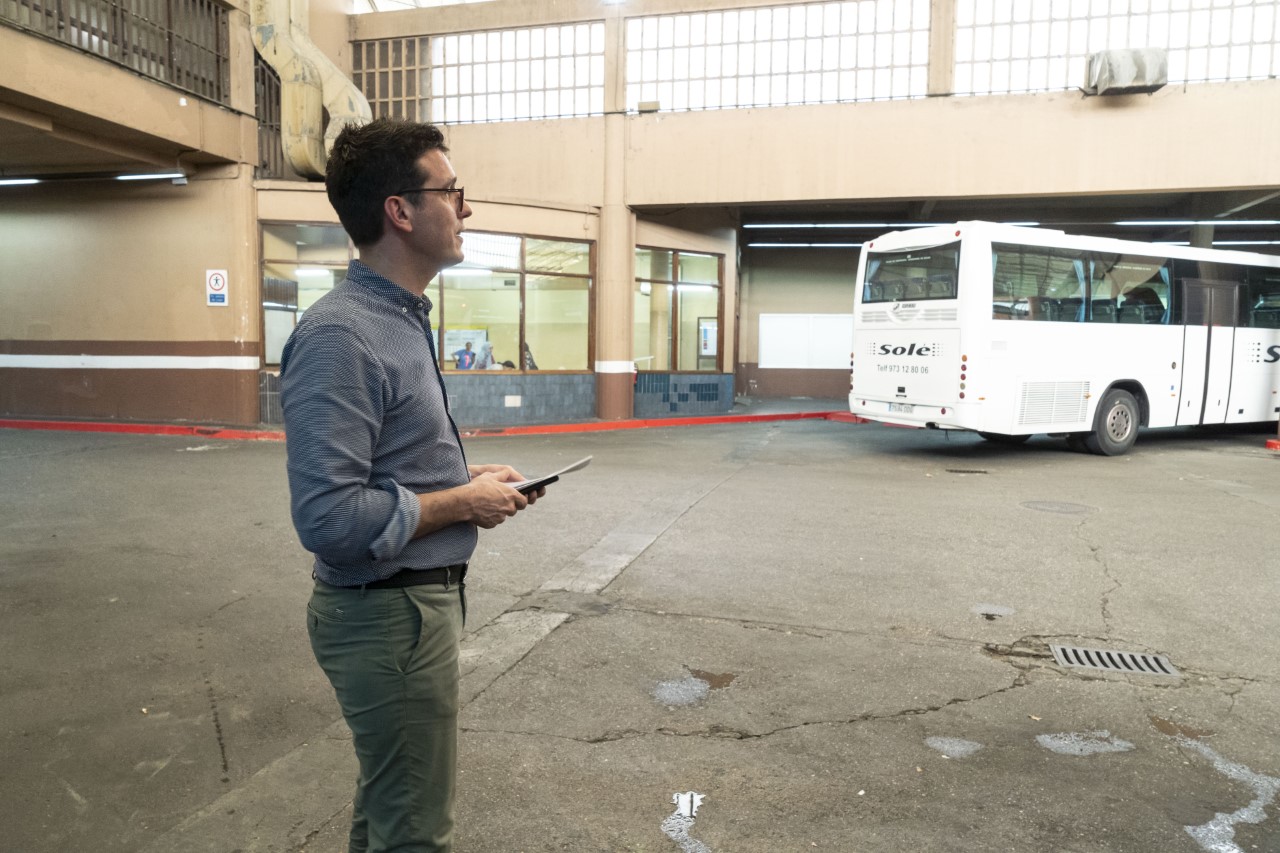 L'alcalde accidental, a les instal·lacions de l'antiga terminal d'autobusos. 