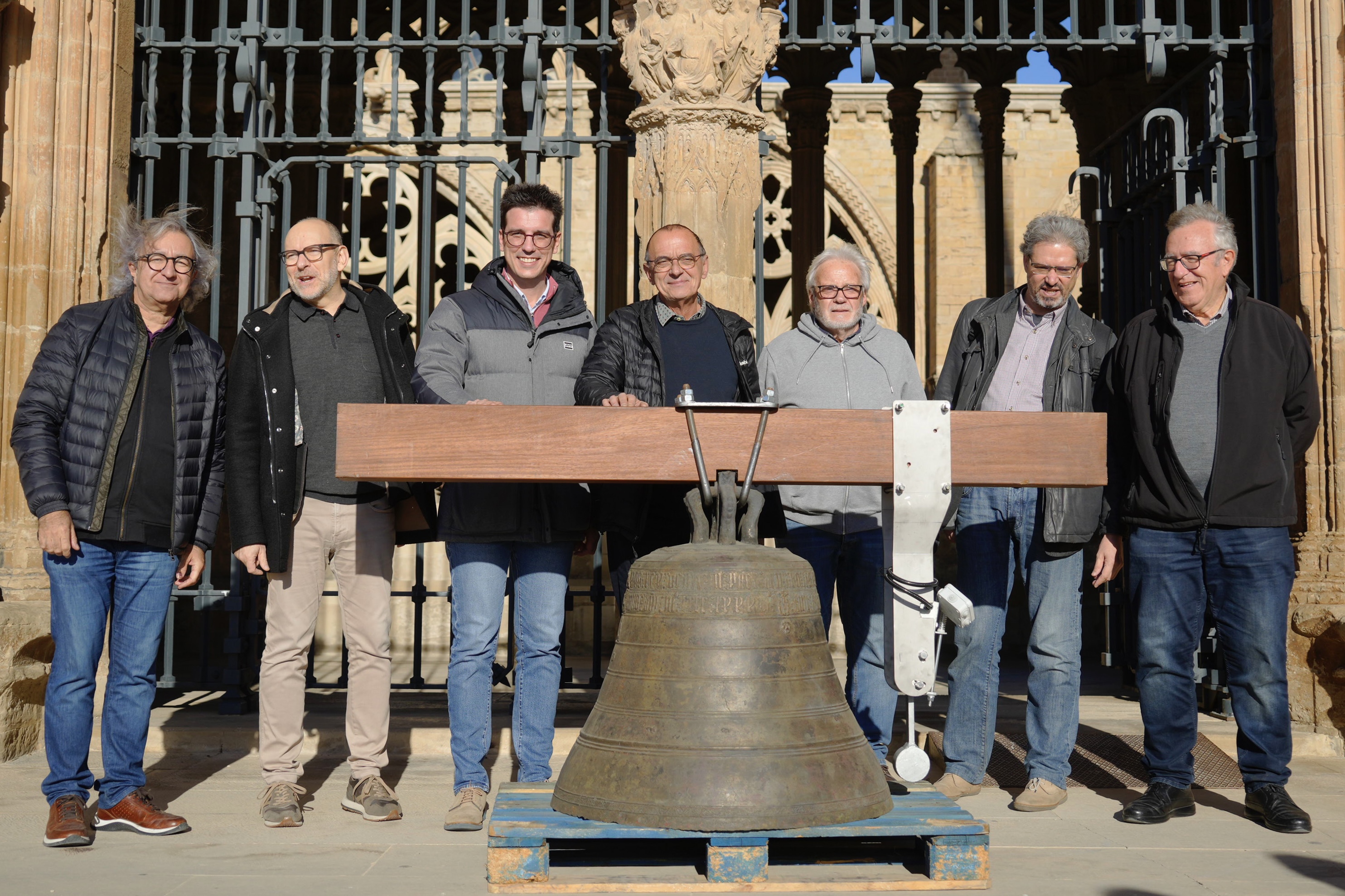 L'alcalde i al resta de representants institucionals amb la campana restaurada