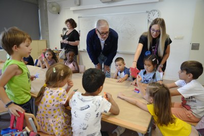 Aquesta setmana han començat l'Estiu de Petits i Estiu en Joc. L'alcalde Larrosa ha visitat els infants de l'Escola Bressol i l'Escola La Mitjana..