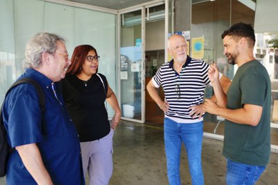 L'alcalde accidental, Carlos Enjuanes, ha conversat amb una de les parelles lingüístiques, el Joan i la Massiel, que han participat en el projecte pi….