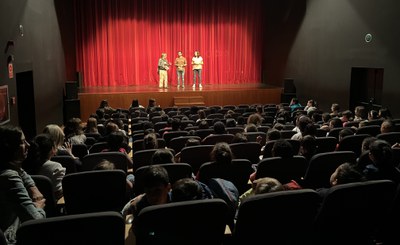 La tinent d'alcalde i regidora d'Educació Sandra Castro ha saludat els infants participants en la Mostra de Teatre Escolar..