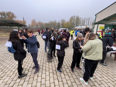 Participants preparant-se abans de la caminada “L’IMO camina per la Marató”.