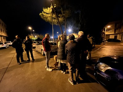 La tinenta d’alcalde i regidora del barri, Cristina Morón, amb les famílies afectades.