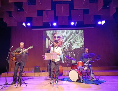 "Magre Íntim", a l’Orfeó Lleidatà, ha estat acompanyat de la música de jazz de l’Alfons Enjuanes Trio i Pau Lladó..