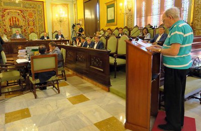 El portaveu de la plataforma Memoràndum presentant la moció sobre el Departament de Santa Cecília.