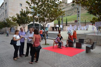 La novetat del taller d'avui és que s'ha fet a l'aire lliure, a la mateixa plaça, per propiciar la participació de les persones que utilitzen l'espai….