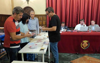 Els membres de les diferents taules han obert les urnes davant el secretari municipal.