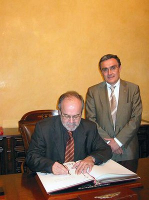 Signatura al llibre d'or de la ciutat.