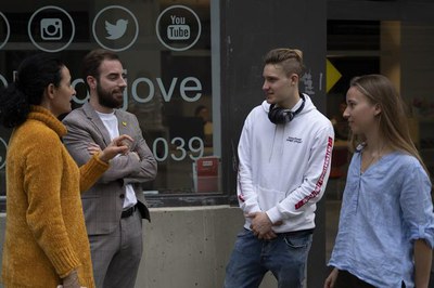 Salutació d'Ignasi Amor als dos joves alemanys que faran el voluntariat europeu a l'Ajuntament de Lleida.