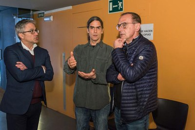 El tinent d'alcalde Sergi Talamonte i el gerent de l'EMU, Guillermo Hervera, han mostrat a l'alcalde les oficines.