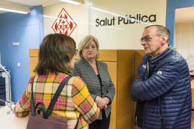 Pueyo conversant amb Pifarré i la cap de Salut Pública, Mercè Tor.