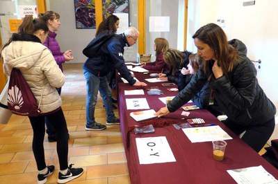 Moment de les inscripcions a l'antic Convent de Santa Clara.