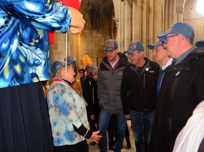 El paer en cap ha anat saludant els voluntaris que col·laboren amb la festa, entre ells la senyora del sorteig de la Grossa.