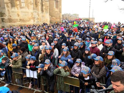 Els assistents, concentrats davant l'escenari al Baluard de la Reina del Turó de la Seu Vella.