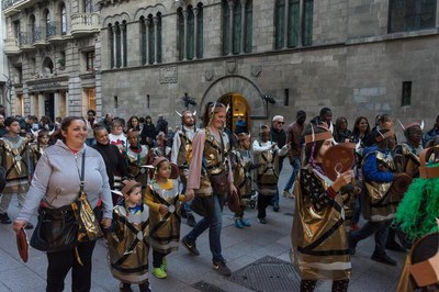 La Rua del Centre Històric passant per davant de la Paeria.