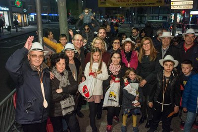 La tinent d'alcalde Anna Campos i el regidor Ignasi Amor amb els guanyadors i els organitzadors de la Marató de l'Ou de Cappont.