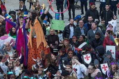 L'alcalde Miquel Pueyo i els regidors Amor i Castro han saludat els participants en la rua.