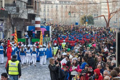 L'avinguda de les Garrigues plena de públic i participants.