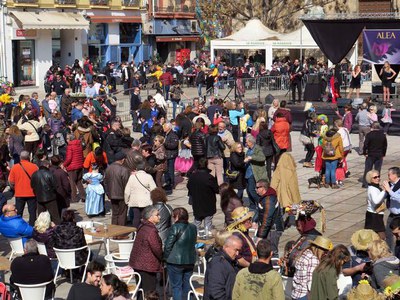 El Ball del Vermut de Carnaval a la plaça Sant Joan, preludi del lliurament dels guardons als guanyadors de la Cursa de Llits.