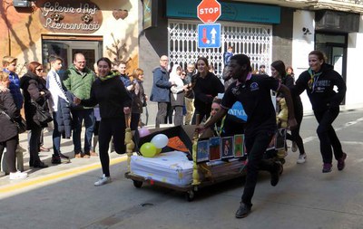 Un dels participants arribant al final de la baixada del carrer la Palma.