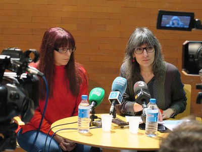 La regidora d'Educació Sandra Castro i la directora de l'Aula Municipal de Teatre, Mireia Teixidó atenen als mitjans sobre el nou protocol elaborat p….