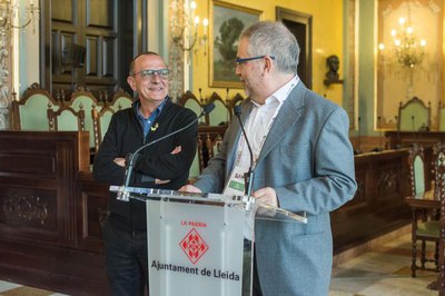 L'alcalde, Miquel Pueyo, i el president de Lleida.net, Sisco Sapena, en la recepció avui a Paeria als i les participants del Lleidanet World Congress.