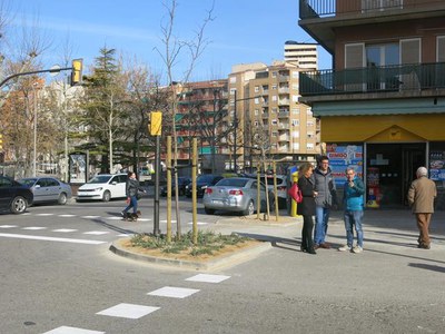 L’obra ha consistit en reordenar l’espai viari ampliant les voreres i creant dues noves placetes amb jardineria i plantació d’arbrat.