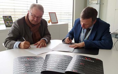 El tinent d'alcalde Paco Cerdà i el director general d'AgriNews, Lluís Carrasco, han signat el conveni perquè Porciforum i Nutriforum es quedin a Lle….