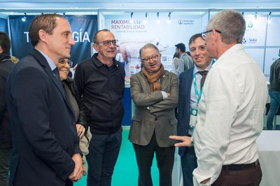 L'alcalde Pueyo, amb el tinent d'alcalde Paco Cerda; Luis Carrasco, d'AgriNews; Cori Escoda, del Consell de Veterinaris de Catalunya, i Jose Crespín,….