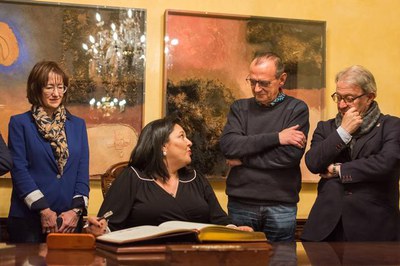 La vicepresidenta de la Diputació de Còrdova ha signat en el llibre d'honor de la Paeria.