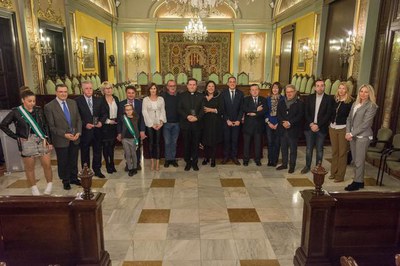 Les autoritats amb els homenatjats i els representants de la Casa de Andalucía, al final de l'acte.