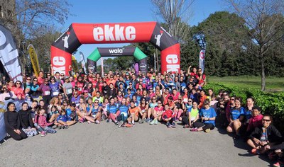 Fotografia de les dones participants abans de donar-ser la sortida a la cursa.