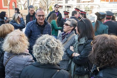 L'alcalde conversant amb ciutadanes que han assistit a l'acte institucional.