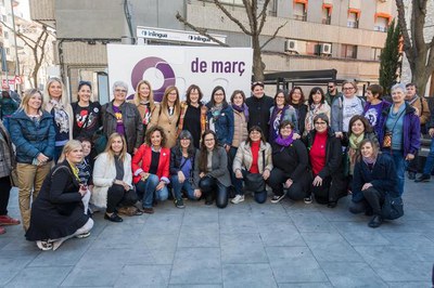 Les dones representants de les institucions s'han fet una foto en grup.