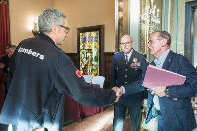 L'alcalde saluda al representant dels Bombers, que s'han incorporat a la Junta.