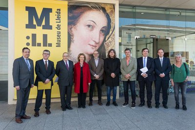 El tinent d'alcalde de Ciutat i Cultura, Jaume Rutllant, amb la consellera, Gelonch i la resta de participants en l'acte, davant del Museu.