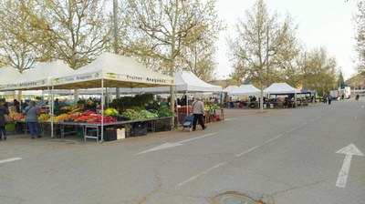 Avui ha tingut lloc el mercat de fruita i verdura al Camp d'Esports.