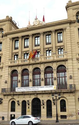 Façana de la Paeria a Blondel, amb les banderes a mitja asta.