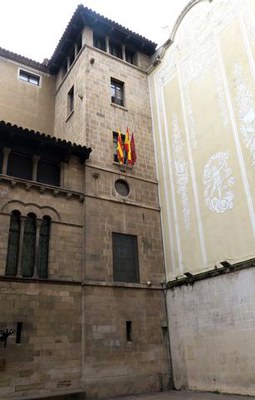 Façana de plaça Paeria, amb les banderes a mitja asta.