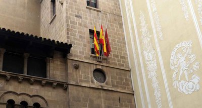 Façana de plaça Paeria, amb les banderes a mitja asta.