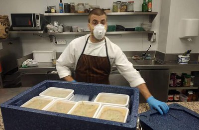 Preparant els àpats per traslladar-los del restaurant a l'alberg i el refugi.