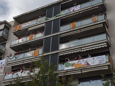 Els lleidatans i lleidatanes han guarnit els seus balcons per celebrar Sant Jordi..