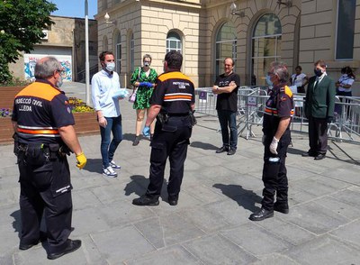 Protecció Civil ha lliurat el material de protecció perquè el repartissin els voluntaris.