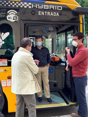 El primer tinent d'alcalde Toni Postius i el regidor Joan Ramon Castro han visitat avui els busos per veure les noves mesures de protecció.