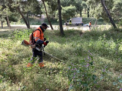 Un treballador fent tasques de manteniment al Parc de Santa Cecília, aquest matí..