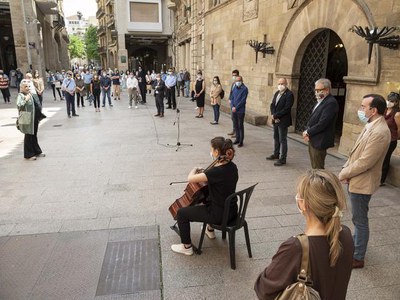 El minut de silenci ha finalitzat amb la interpretació, a càrrec d'Aina Pérez, de l' Escola l'Intèrpret, del Cant dels Ocells..